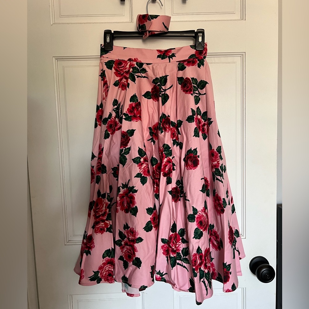 Vixen Swing Skirt in Pink Vintage Roses print - Picture 2 of 8